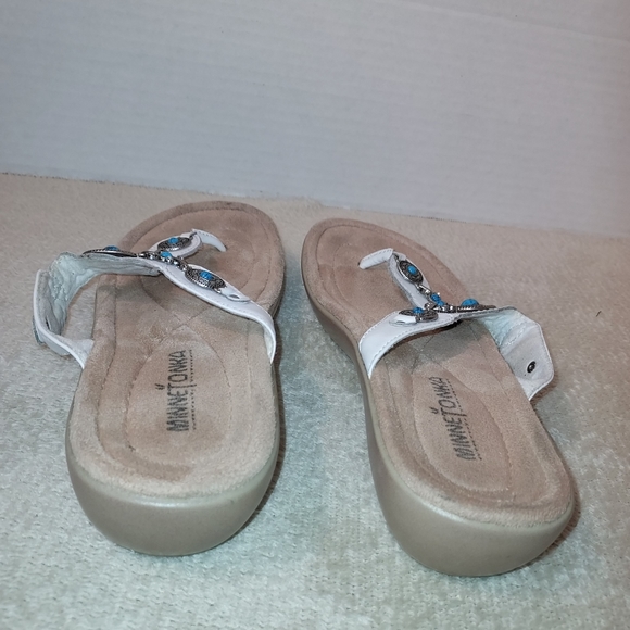 Minnetonka White leather with Turquoise Concho Southwestern Thong Sandal… - Picture 5 of 7